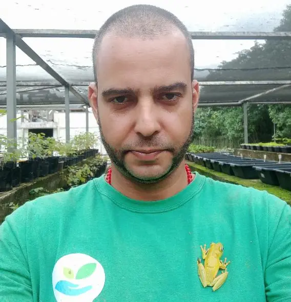 Alex, Diretor da Cultivar Ambiental, de camisa verde, olhando para a câmera.