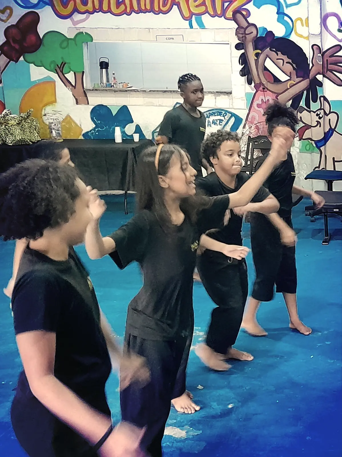 Crianças executando uma coreografia.