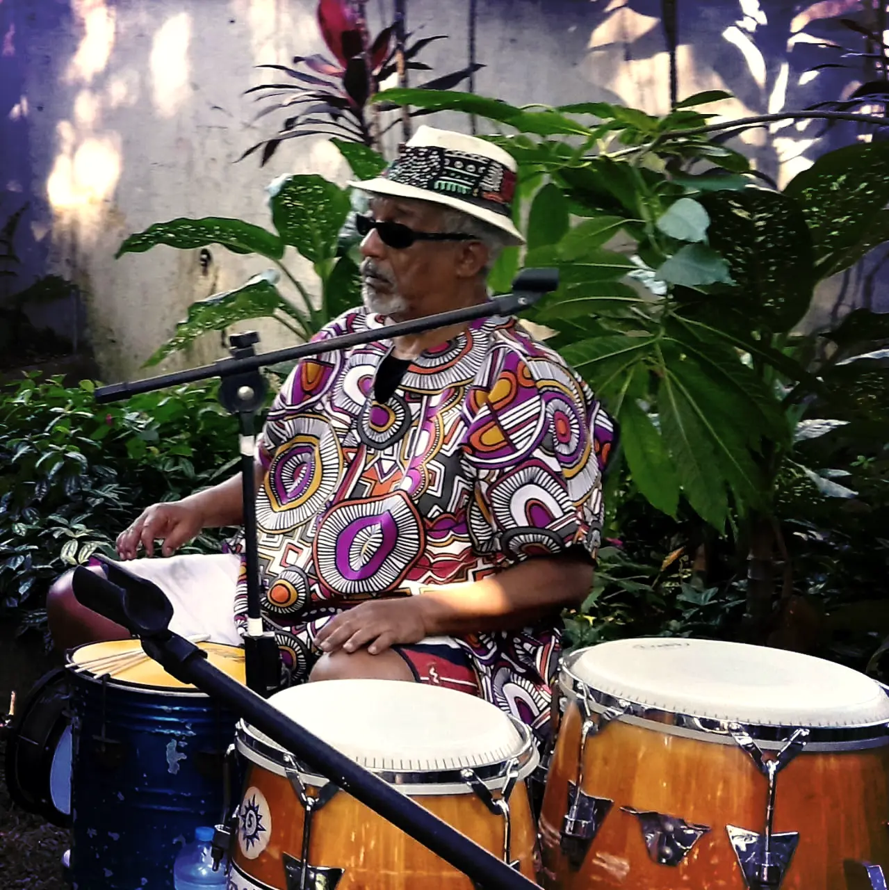 Percussionista se preparando para tocar ao vivo.