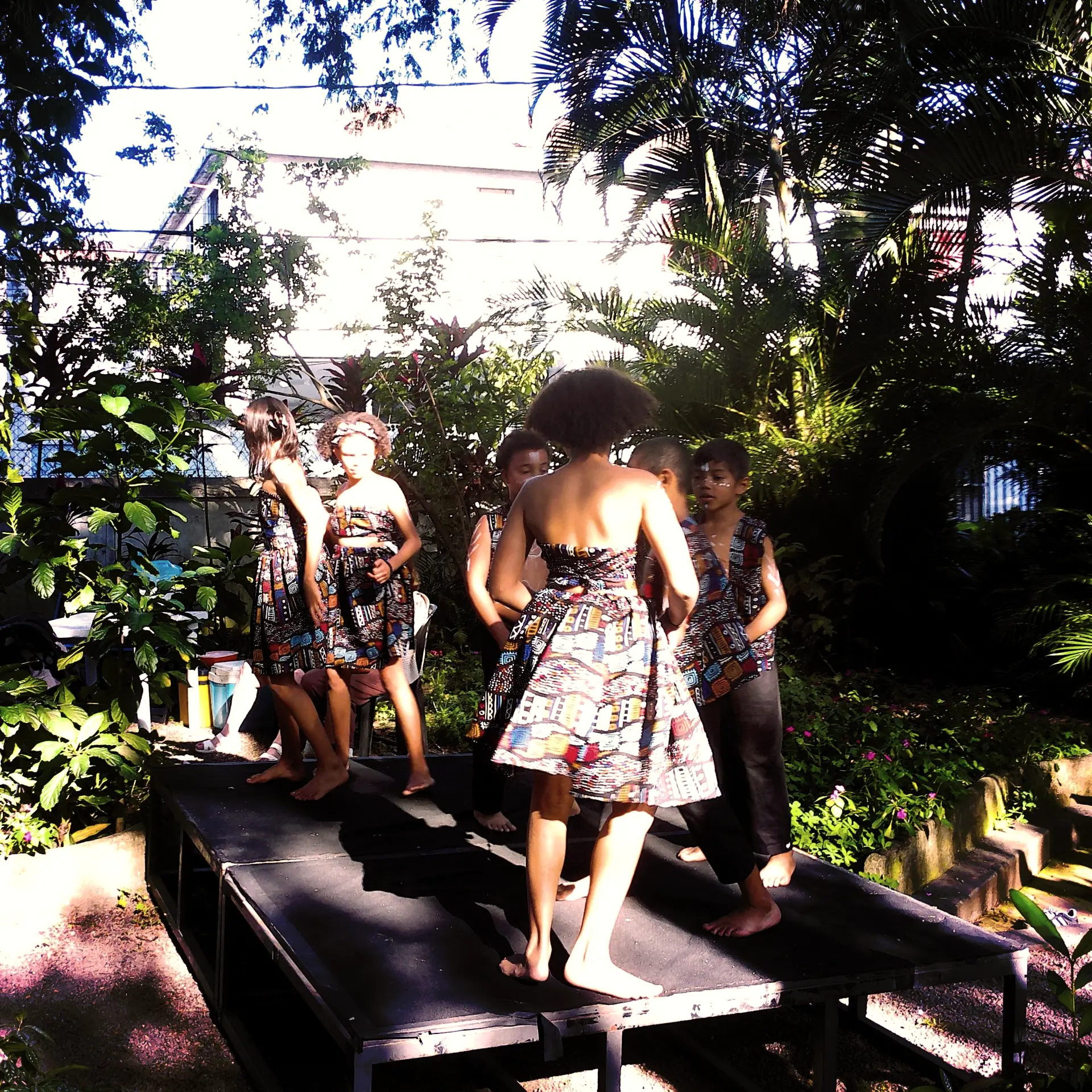 Crianças apresentando uma coreografia.